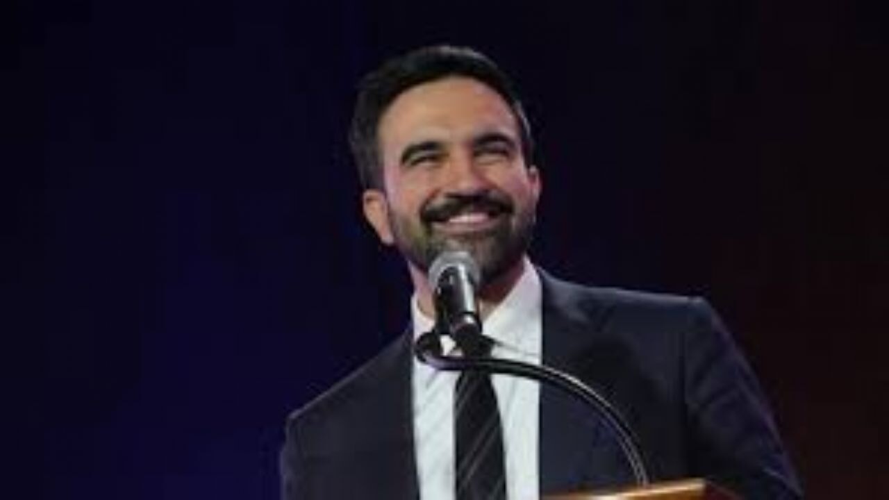 New York'ta tarihi yemin: Mamdani Kur'an-ı Kerim üzerine el basarak göreve başladı