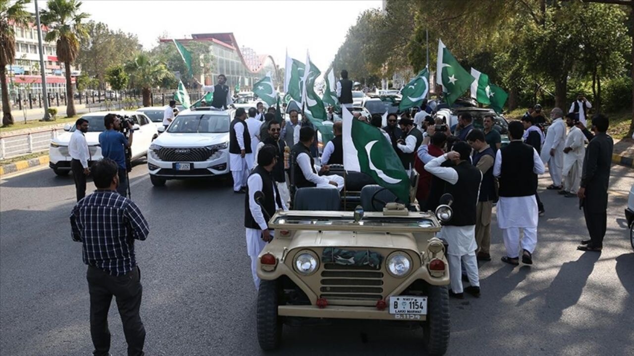 Pakistan'da ateşkesin ardından gösteriler: 'Pakistan ordusu çok yaşa'