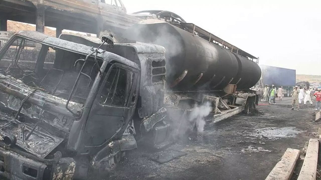 Pakistan'da tanker felaketi! Olay yerinde can pazarı yaşandı