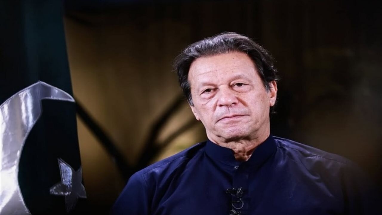 Pakistan eski Başbakanı Han ile eşine 17'şer yıl hapis cezası