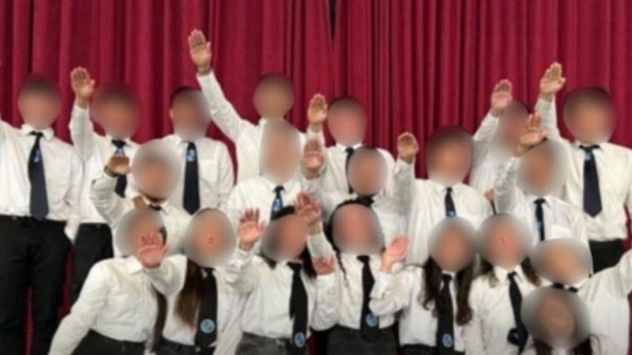 Rum lisesinde Nazi selamı!