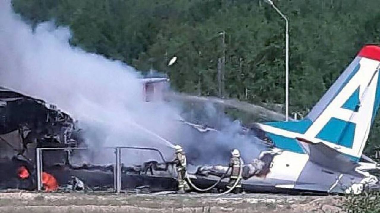 Rusya'da 49 yolcu taşıyan uçak düştü