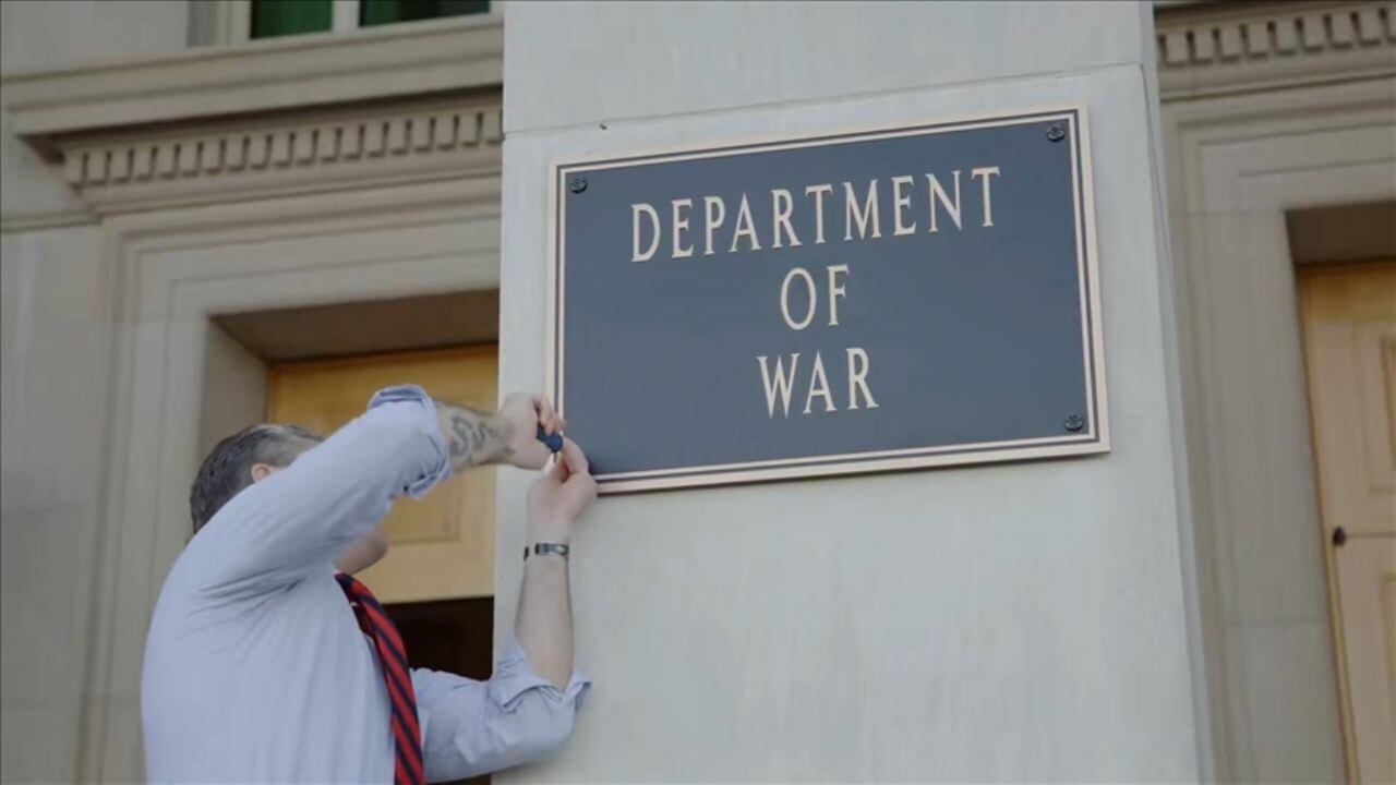 'Savaş Bakanlığı' yazılı levhalar asıldı