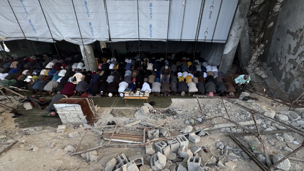 Savaşta ibadet: Gazze halkı cami enkazında bayram kutladı