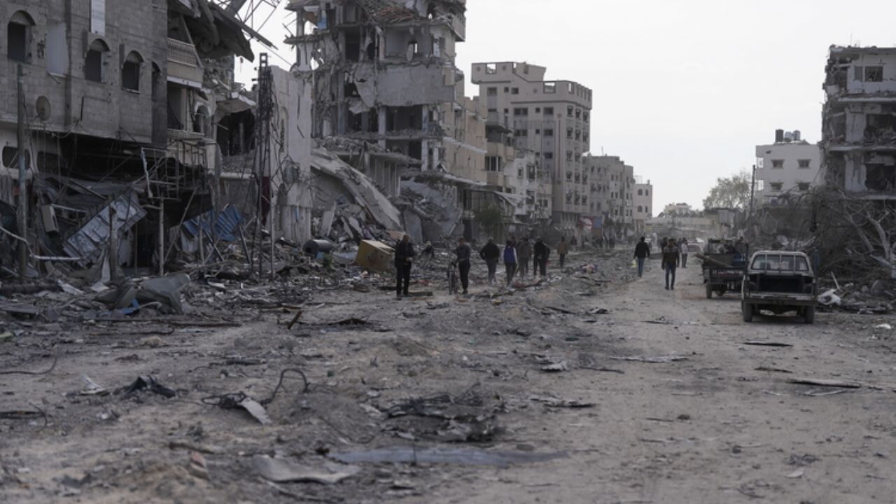 Sokak ve caddeler çürümüş cenazelerle dolu!..