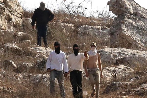 Soykırımcı ve işgalciler Filistinlilere saldırdı: 2 yaralı