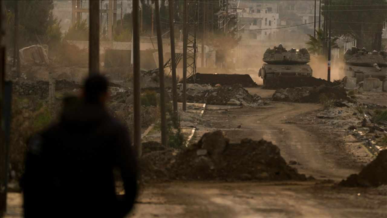 Suriye'deki köye giren İsrail askerlerini halk taşlayarak kovdu