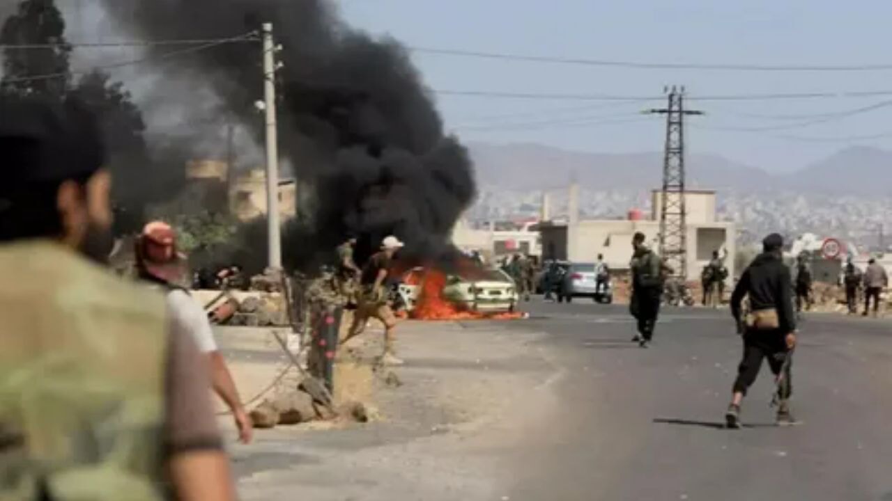 Süveyda'da çatışmalar büyüdü: Kentin batı girişi alev alev