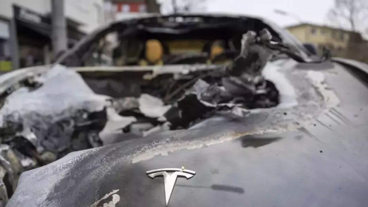 Tesla araçlar görüldüğü yerde ateşe veriliyor!