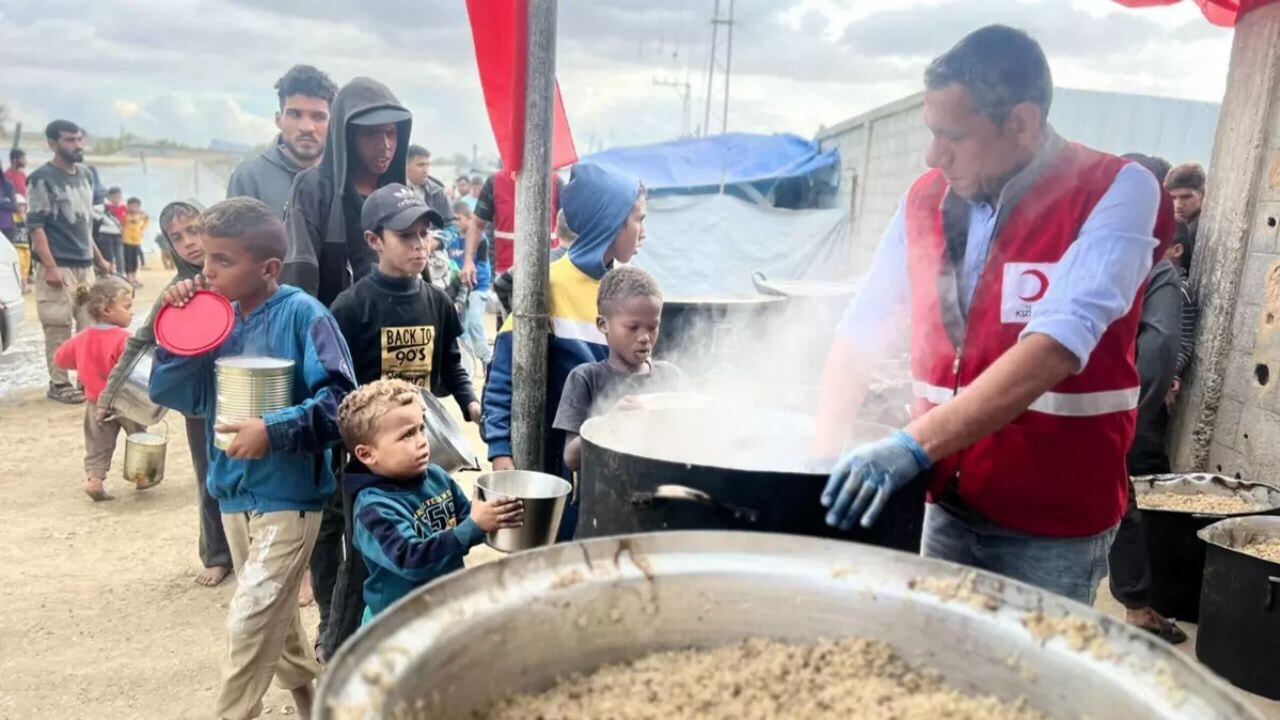 Türk Kızılay Gazze'de aşevi hizmetlerini genişletti