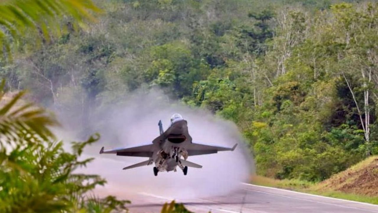 'Uçak gemisi çok pahalı, otoyolları pist yapalım...'