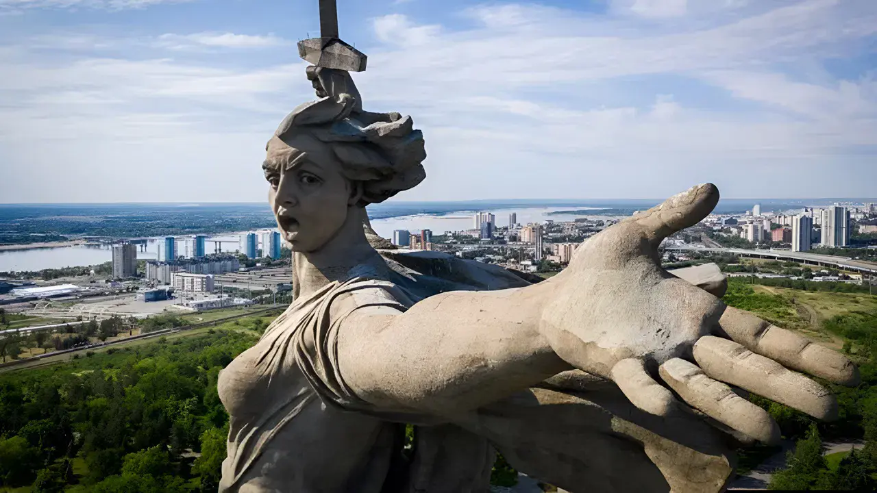 Heykelin kafasında insan cesedi skandalı