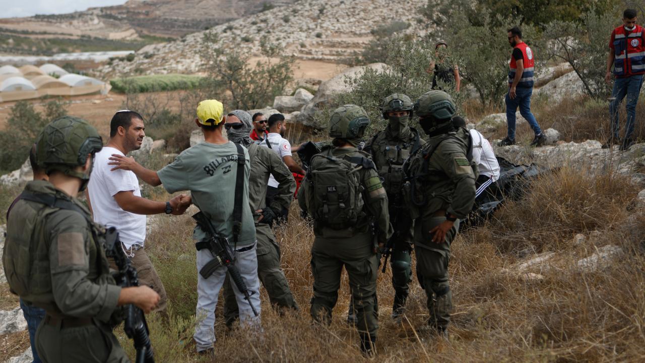Yahudi teröristler Filistinlilerin araçlarını yaktı, zeytin ağaçlarını söktü