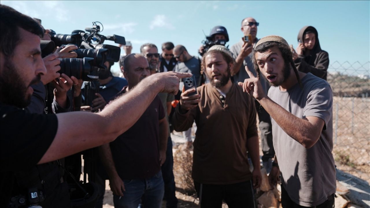 Yahudi teröristler zeytin toplayan Filistinlilere saldırdı