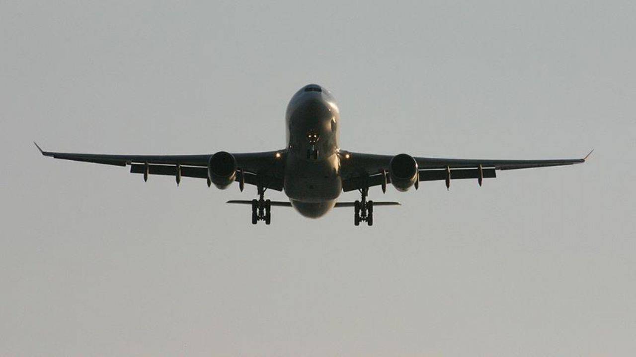 Yolcu uçağı inişe geçtiği sırada kurşun yağdırdılar