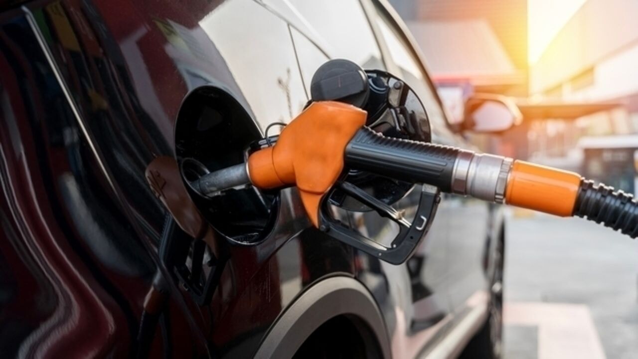 Benzine bir indirim daha geldi, tabela değişti