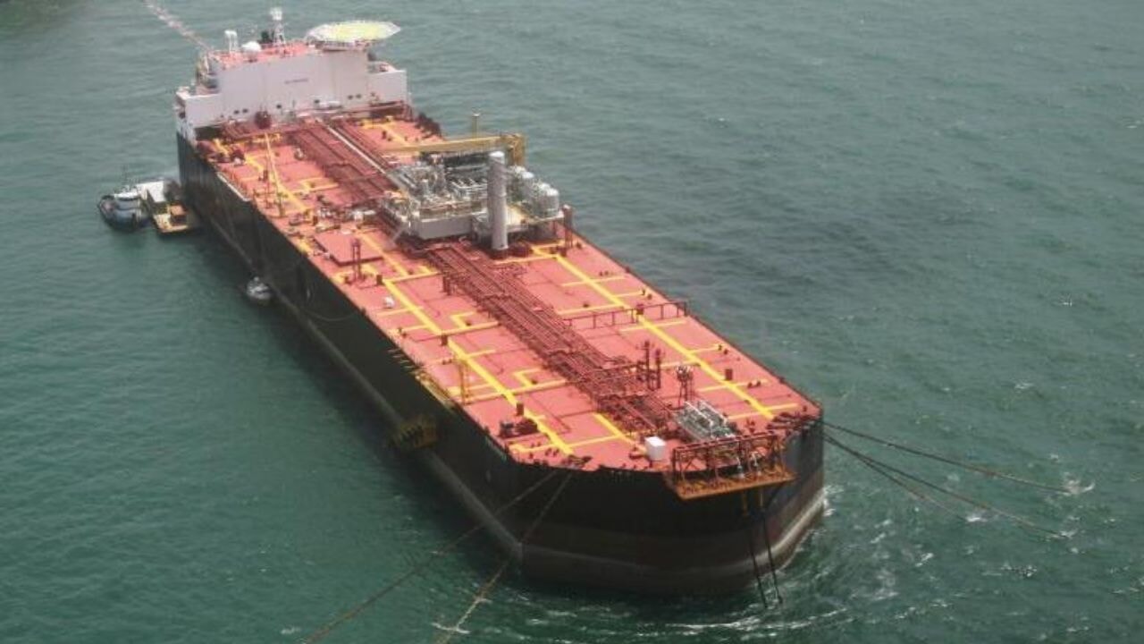 Denizlerde zombi gemilerle kaçak petrol ticareti