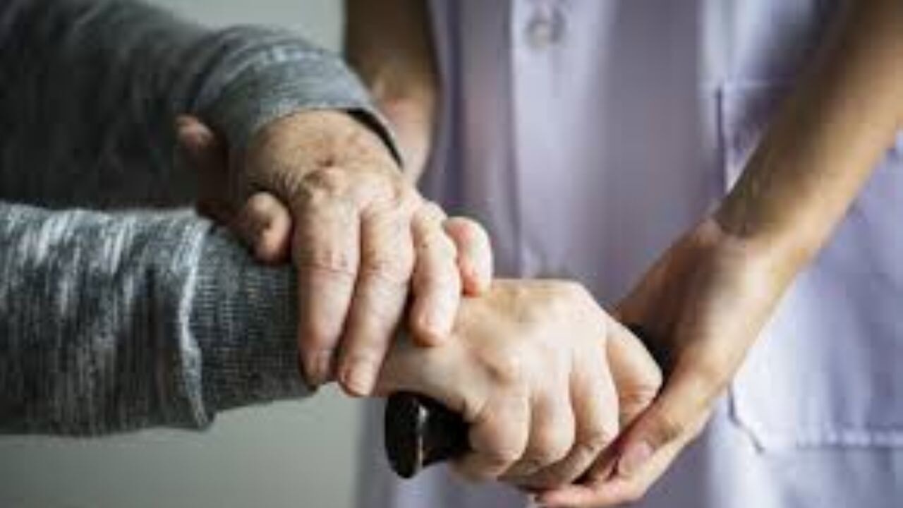 Evde yaşlı bakımının yükselen maliyeti: 2025'te ne kadar oldu?