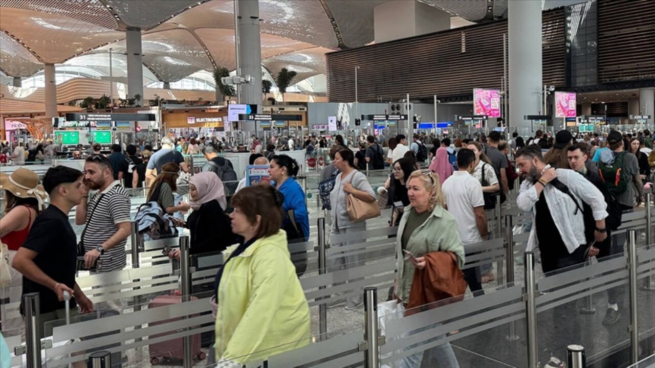 Her üç yolcudan biri uçuş için İstanbul ve Antalya'yı seçti