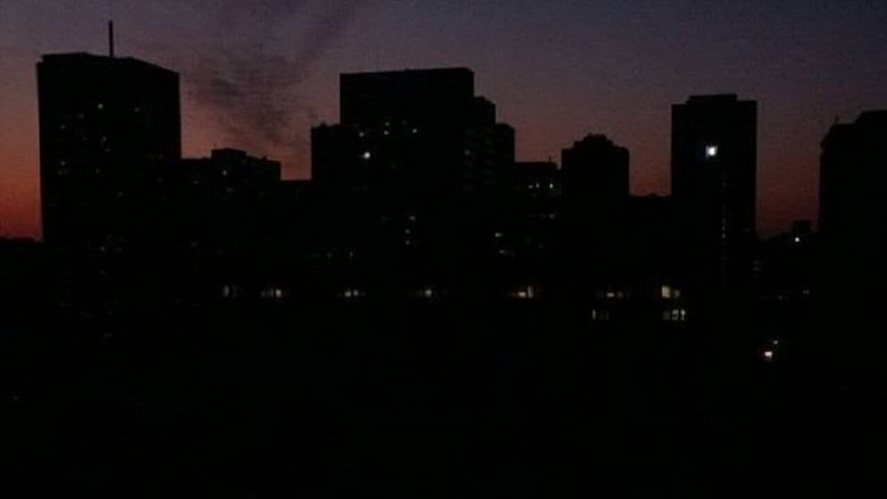 İran'da yüzlerce evin elektriği kesildi