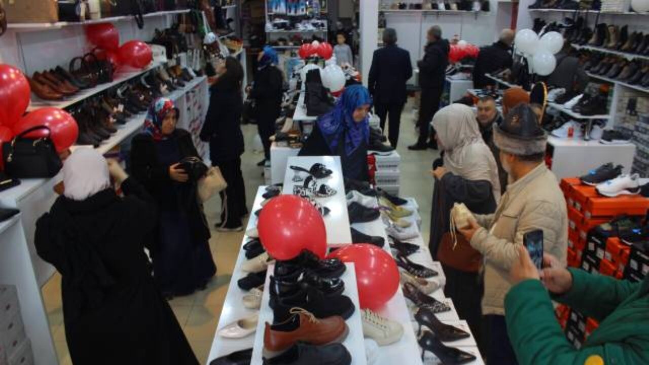 KALİTE VE UYGUN FİYATIN ADRESİ 'SDC AYAKKABI' YÜZDE 25 İNDİRİM KAMYANYASI İLE AÇILDI