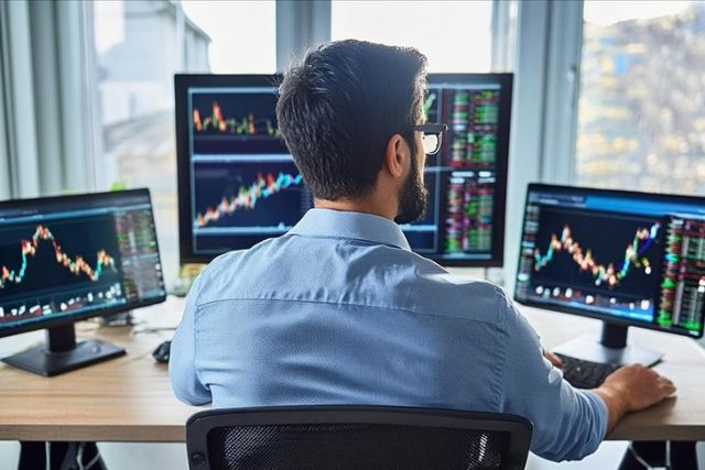 Japanese yen hits 14-month high against USD