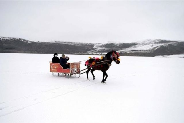 Turkey: Sleigh rides on frozen lake attract visitors