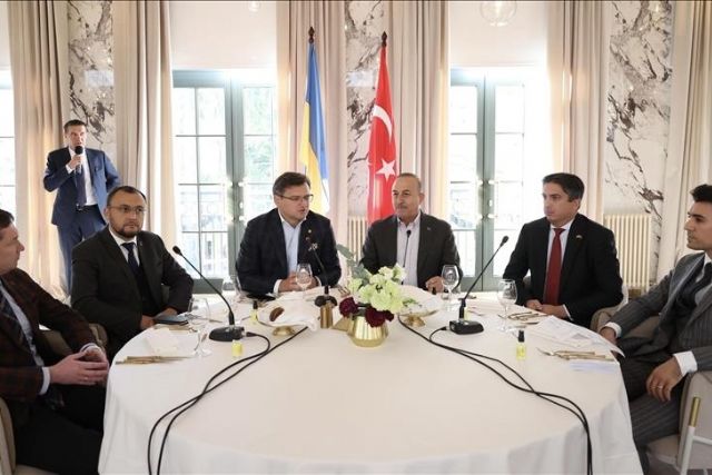 Turkish foreign minister meets businesspeople in Ukraine