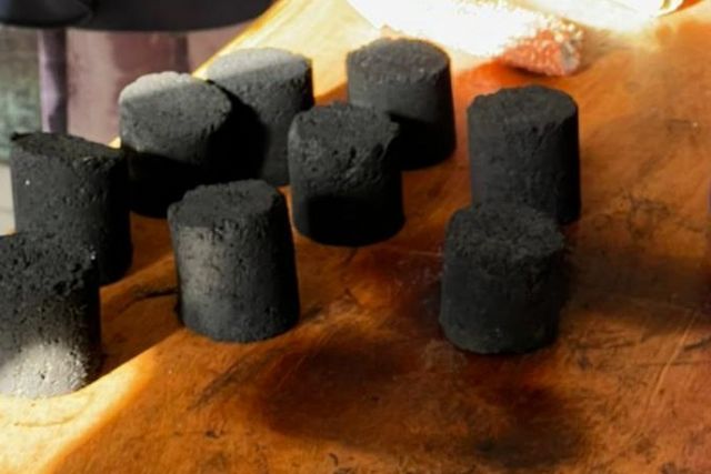 Corncob briquette: Students in Somalia discover alternative to charcoal
