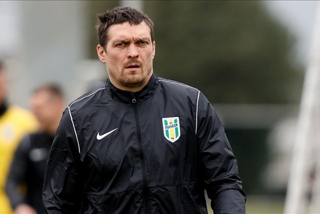 Boxing champ Oleksandr Usyk takes off his gloves to step on football pitch to boost feet skills in Antalya