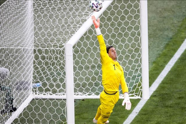 Bayern Munich sign Swiss goalkeeper Yann Sommer to replace injured Neuer