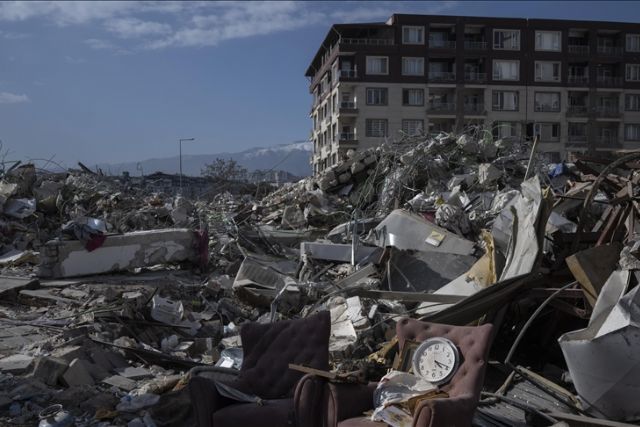 Pearl Jam raffles off signed poster to raise quake relief money for Türkiye, Syria