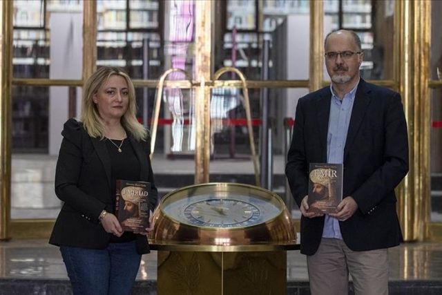 Historic epic poem dedicated to Mehmed the Conqueror published in Turkish, English
