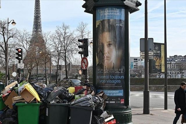 Paris garbage collectors extend walkout for another week