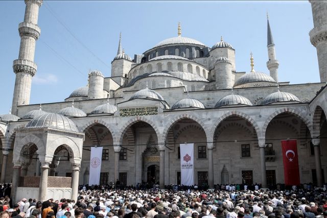 Blue Mosque opens doors for worshippers after 5-year restoration