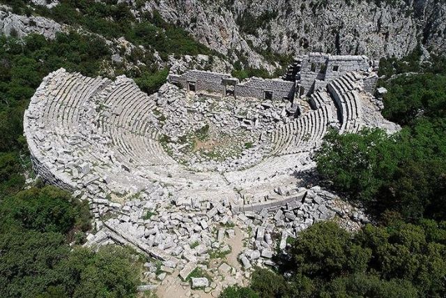 Unraveling the Mysteries of Caylus: The Ancient City that Captivates History Lovers