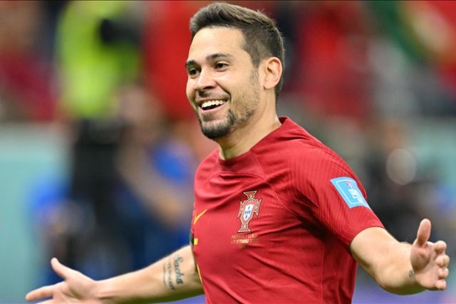 Bayern Munich sign Borussia Dortmund defender Raphael Guerreiro