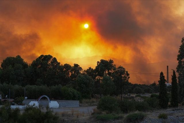 Blazes continue to ravage Greek islands