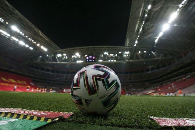 Ajax-Feyenoord game suspended after fans throw flares onto pitch