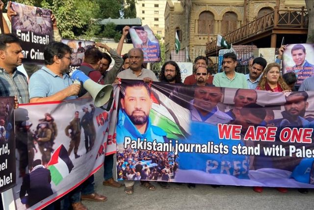 Journalists in Pakistan rally to denounce killing of Palestinian media men
