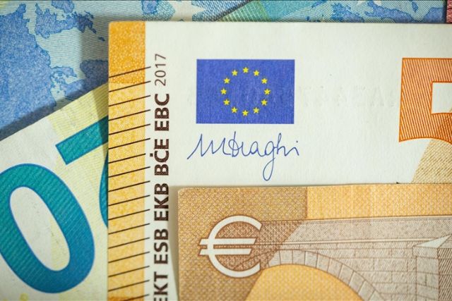 European Central Bank keeps interest rates constant