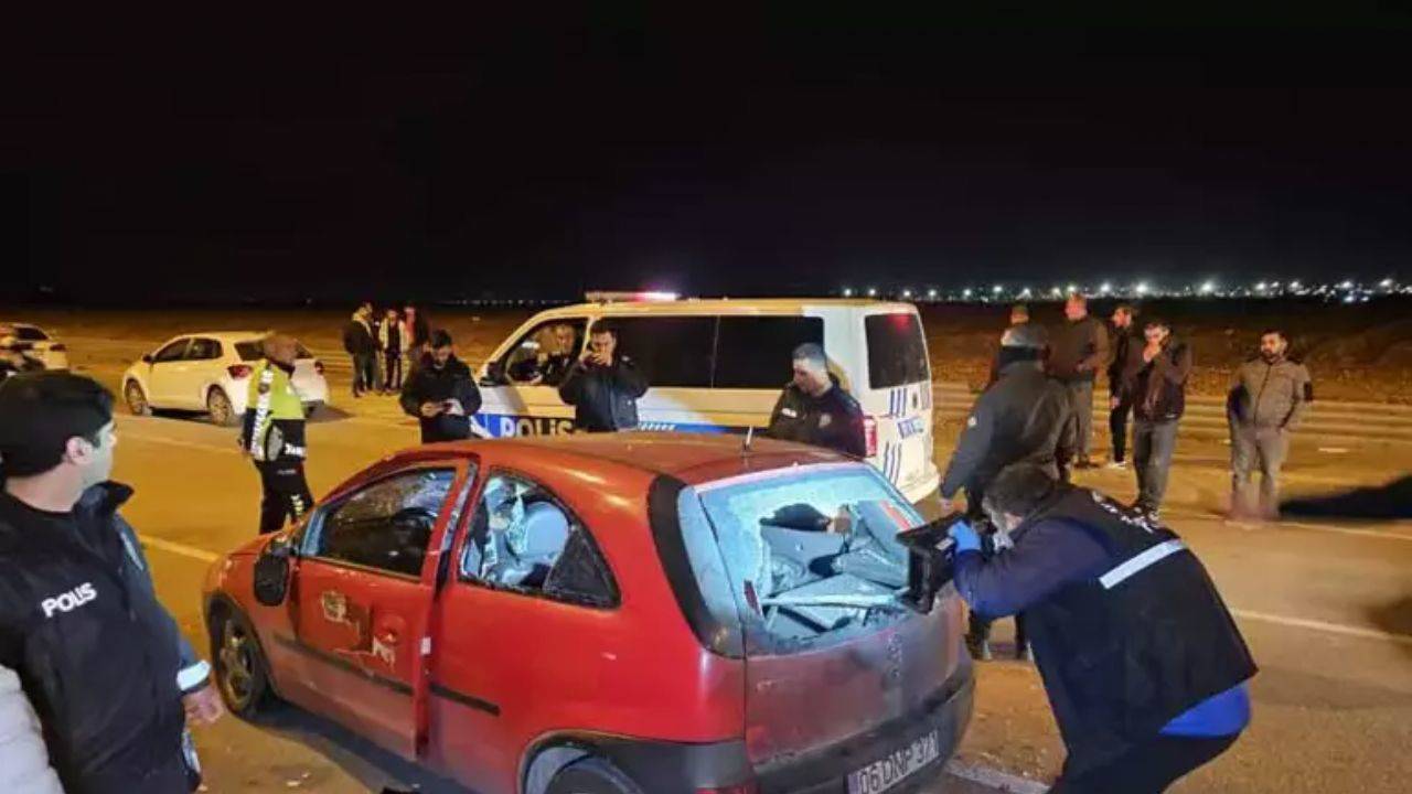 Adana'da otomobilin çarptığı motosikletli hayatını kaybetti, yakınları araca saldırdı