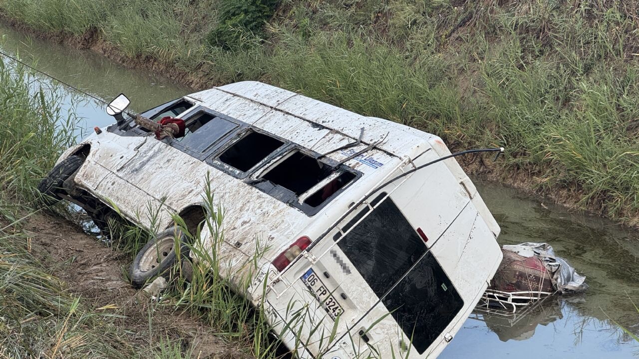 Adana'da servis minibüsü kazası!