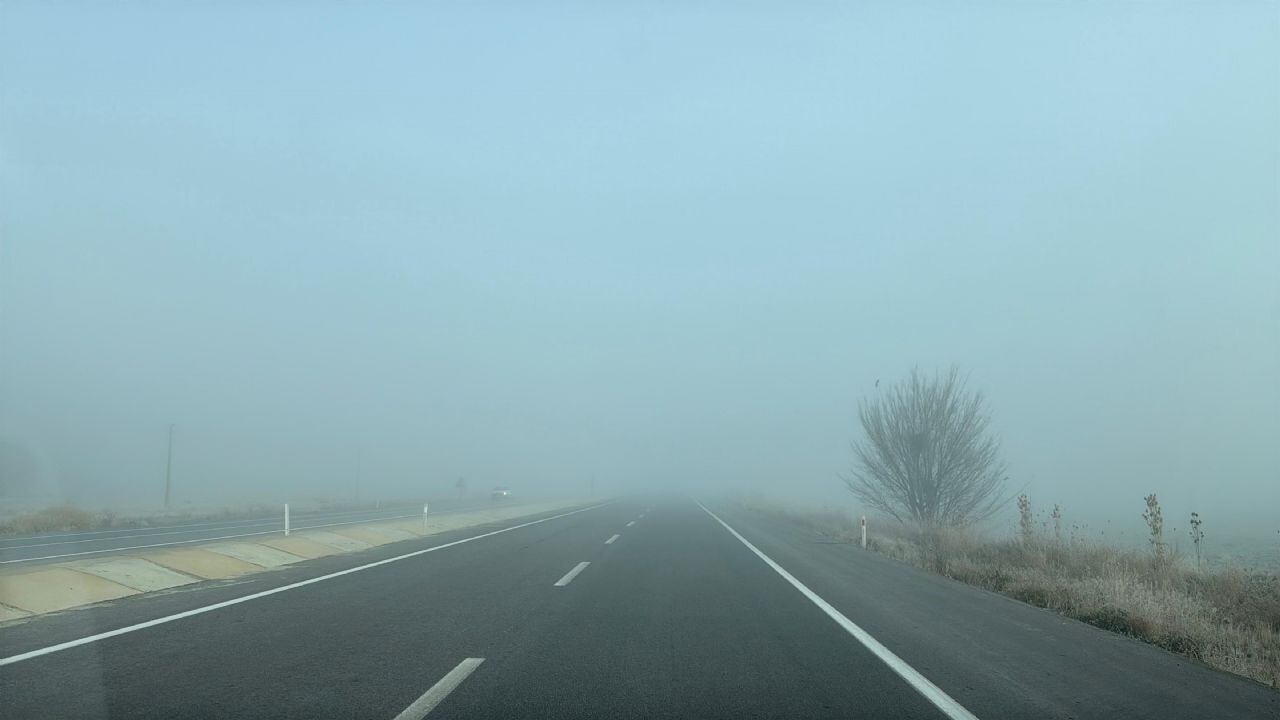 Afyonkarahisar'da yoğun sis nedeniyle kara yolu ulaşıma kapatıldı