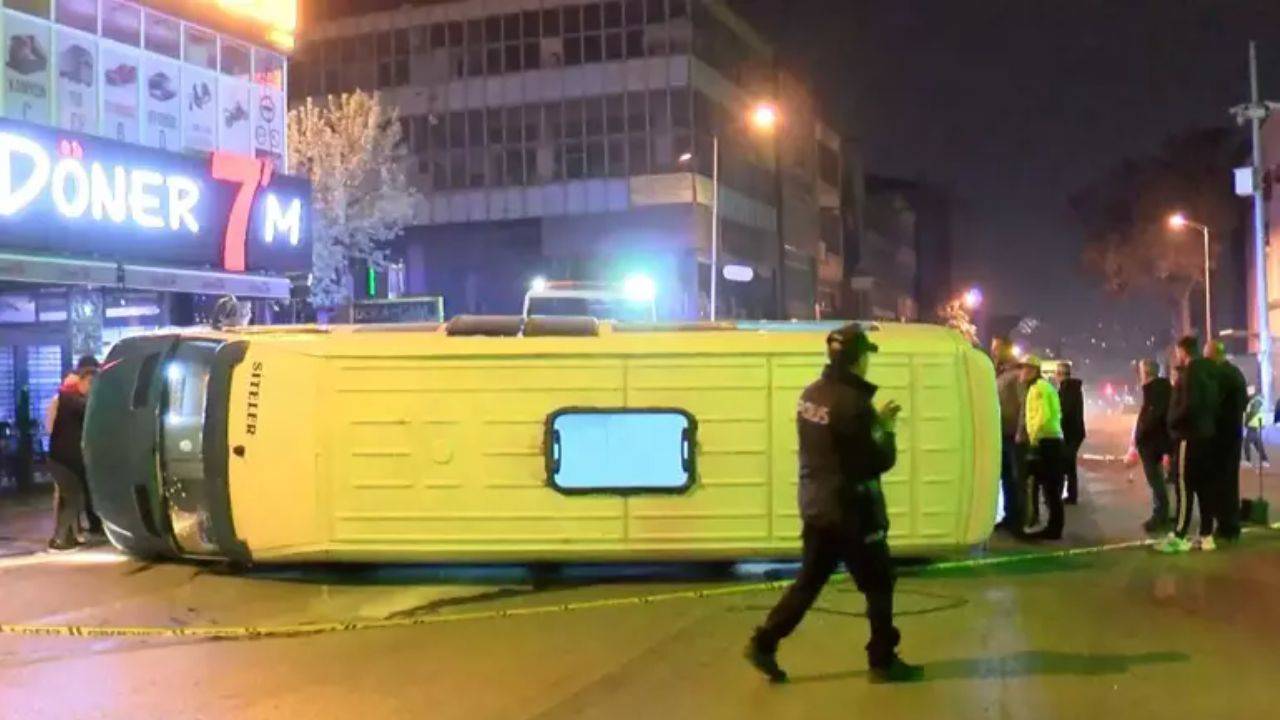 Ankara'da Trafik kazası: Minibüs devrildi, yaralılar var