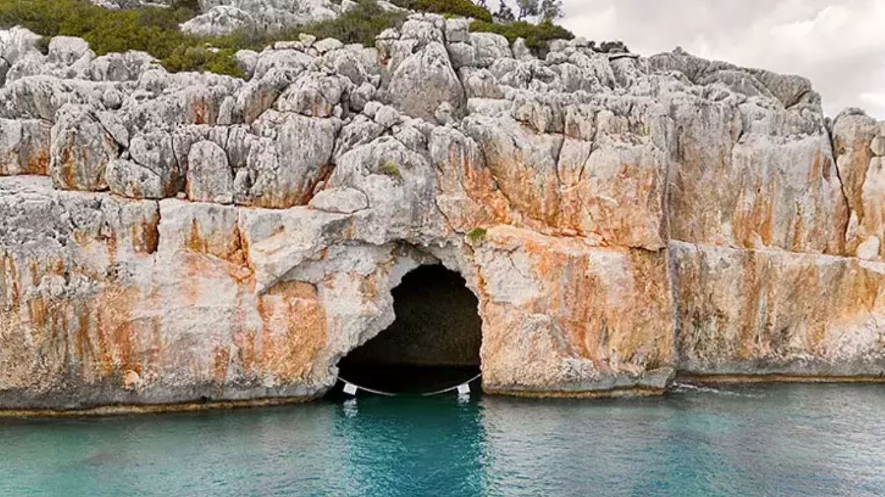 Antalya'da bulunan Mavi Mağara ve Korsan Mağarası'na girişler yasaklandı