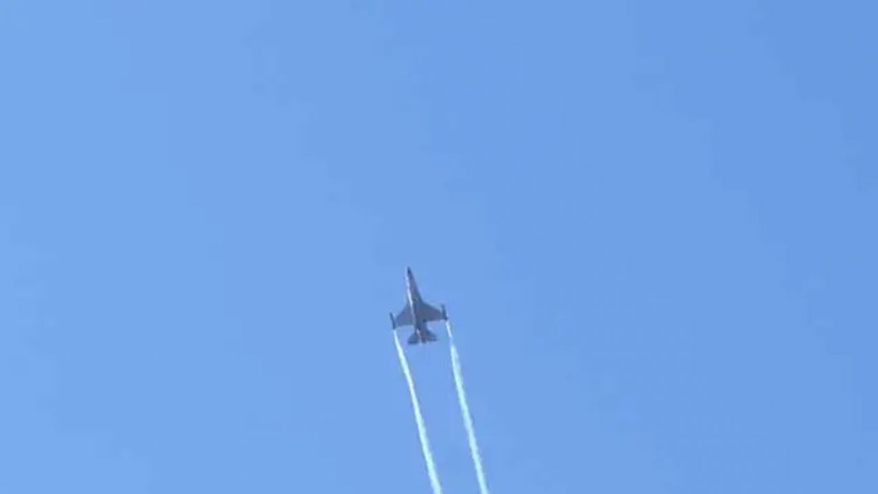 Antalya'da SOLOTÜRK'ün akrobasi uçuşları gökyüzünü adeta salladı.