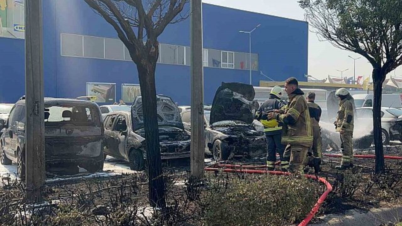 Bursa'da AVM otoparkında yangın: Araçlar alevlere teslim oldu