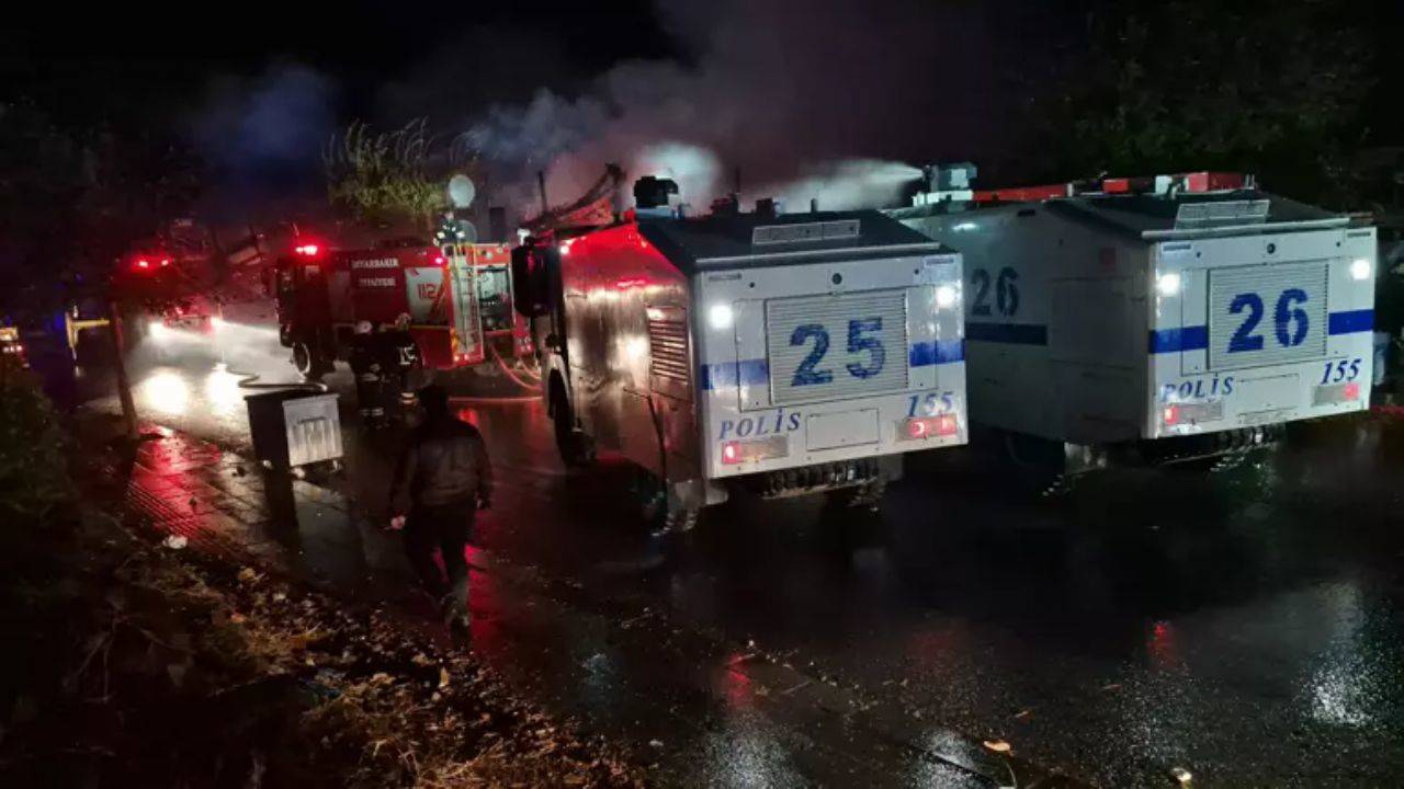 Diyarbakır da iki ahşap kafe küle döndü: TOMA lar devreye girdi!