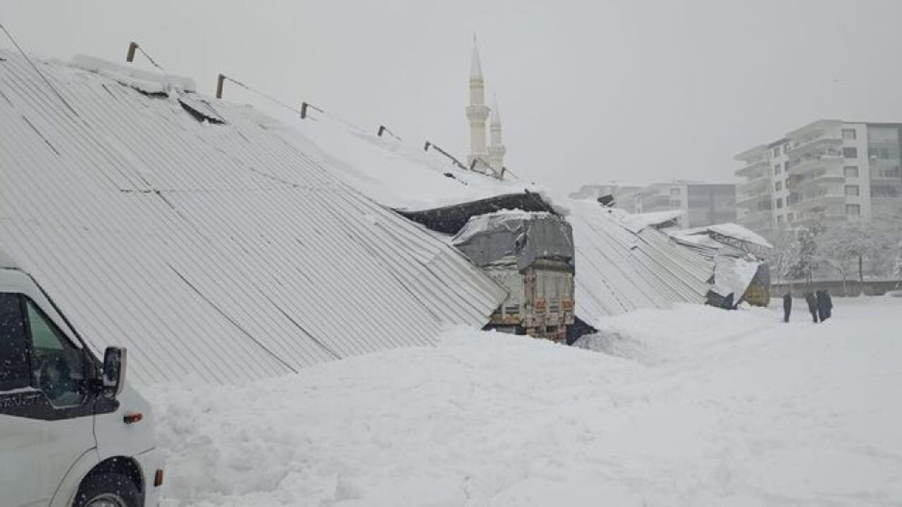 Diyarbakır ve Şanlıurfa'da çatı felaketi